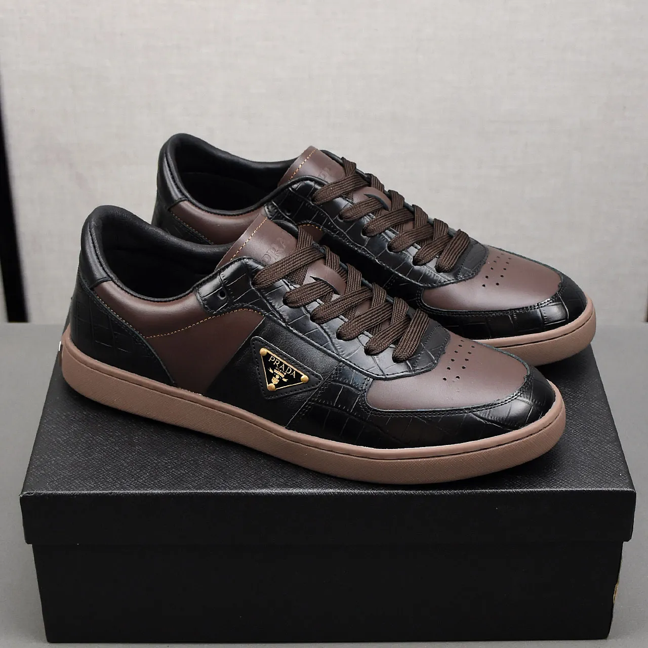 PP400👟👟👟Prada set off the audience! Prada, an international brand that is constantly innovating, this men's casual shoe, the original version, made of cowhide leather at a ratio of one to one at the store, with leather feet and rubber non-slip outsole, breathable and comfortable, quality speaks for itself👄38-44